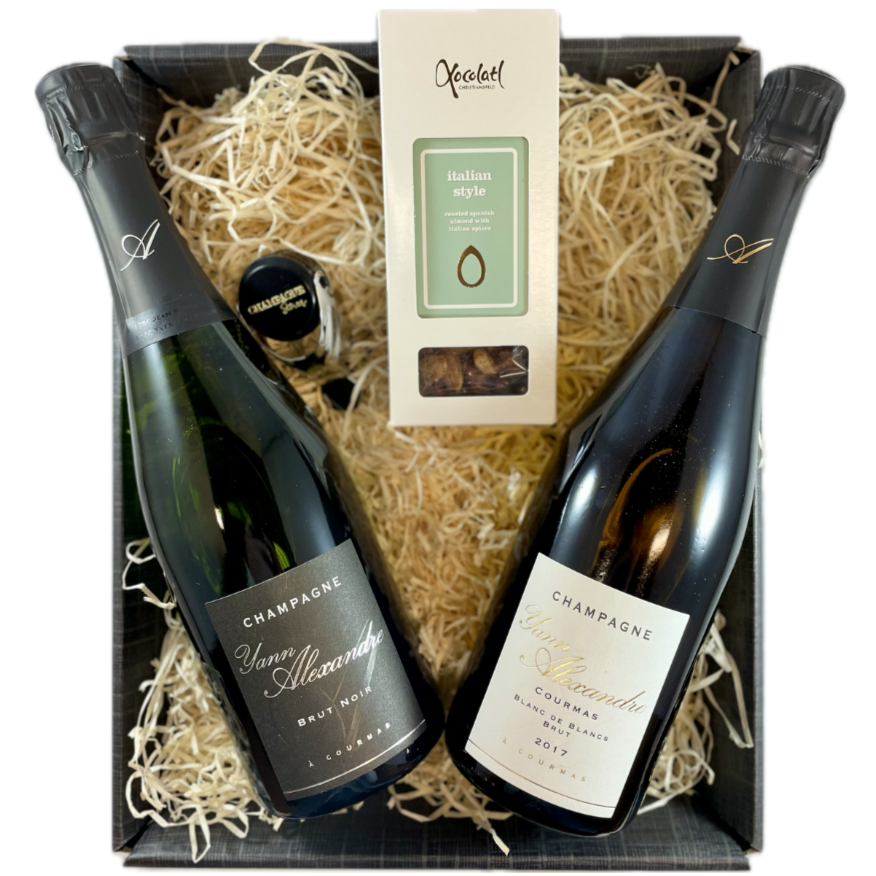 2 flasker champagne, med mandler og champagne stopper med Champagne Stories logo, Champagne Yann Alexander, Brut Noir og Årgangschampagne 2017, mandler fra Xocolatl Italien Style