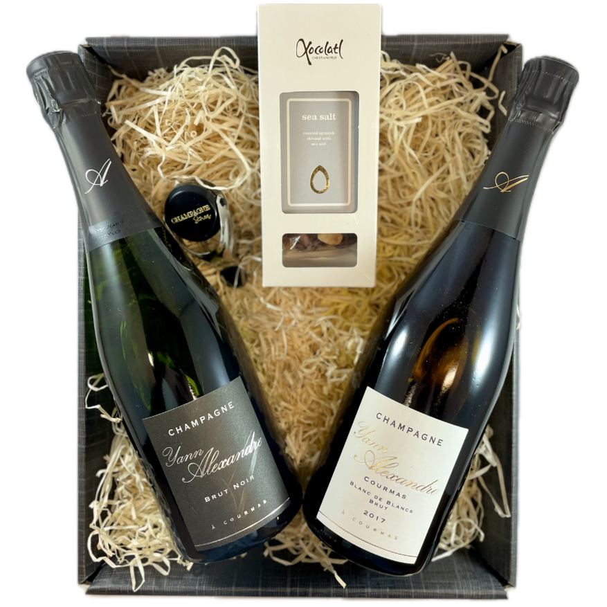 2 flasker champagne, med mandler og champagne stopper med Champagne Stories logo, Champagne Yann Alexander, Brut Noir og Årgangschampagne 2017, mandler fra Xocolatl Sea Salt