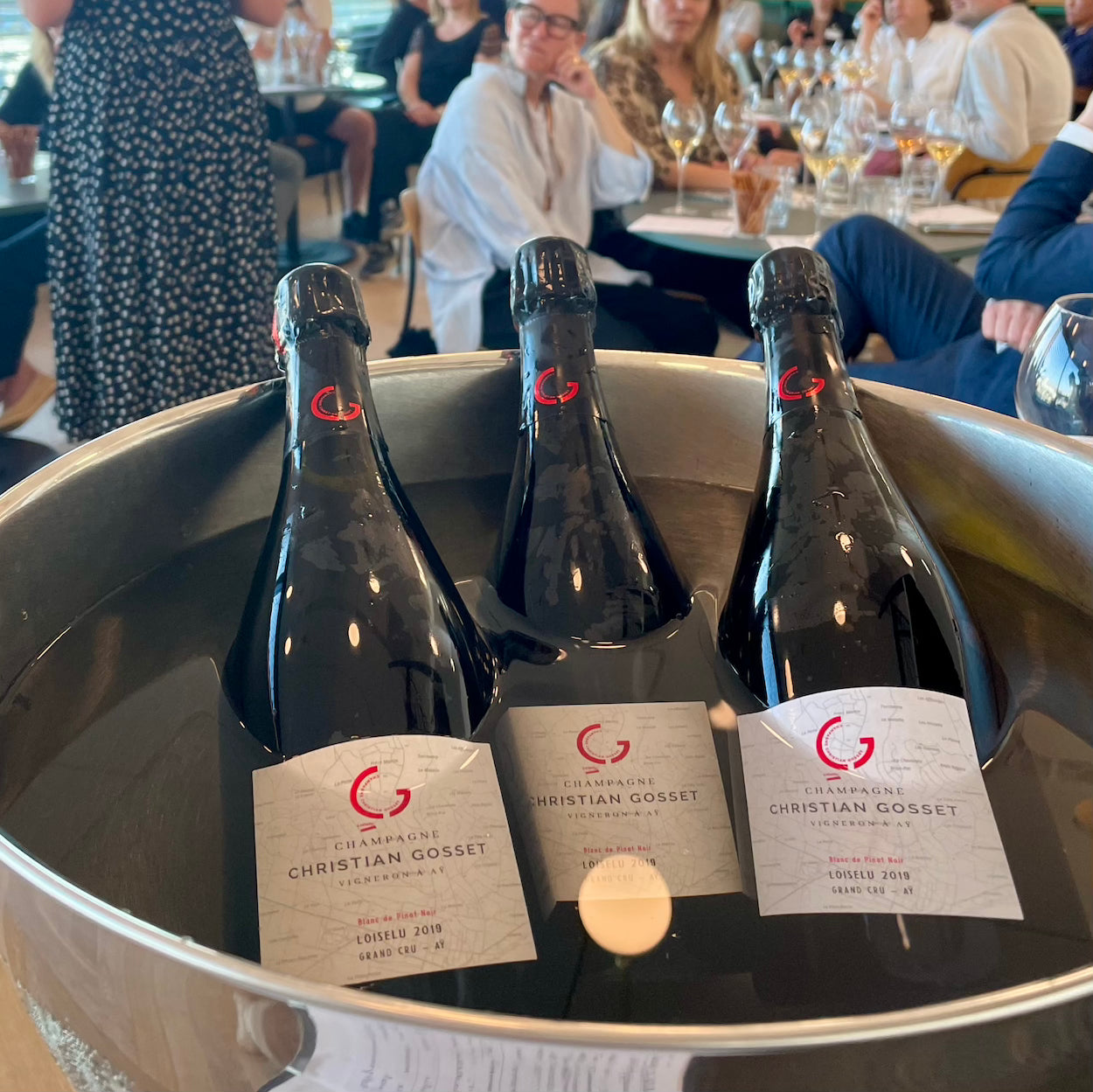 3 champagneflasker i bowle med vand i baggrunden mange mennesker der sidder med champagneglas , Champagne Christian Gosset, Loiselu 2019, Grand Cru