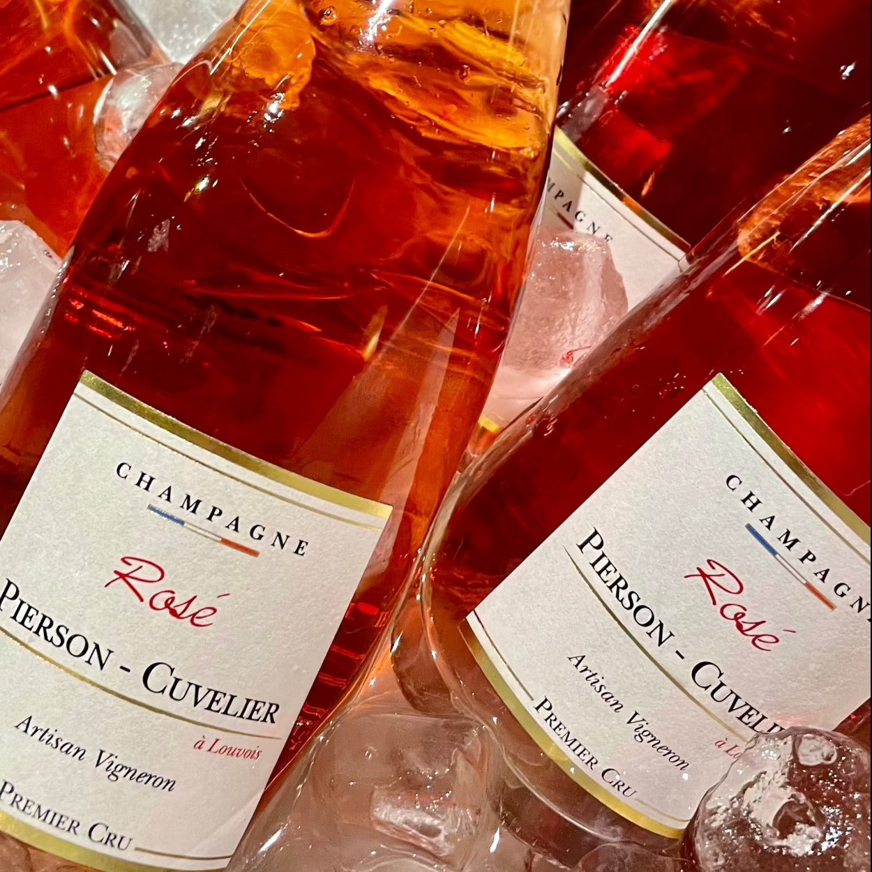 flere flaske rosé champagne fra Champagne Pierson-Cuvelier, Rosé, Premier Cru, tæt på, ligger i isvand