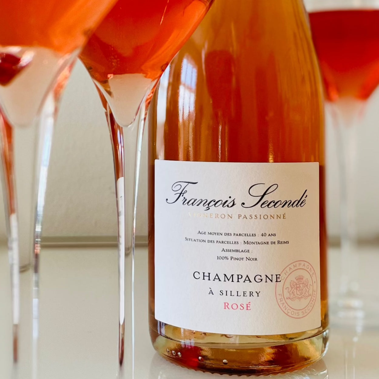 Champagne flaske, Francois Seconde champagne, Rosé champagne, brut, omringet af 3 glas med rosé champagne