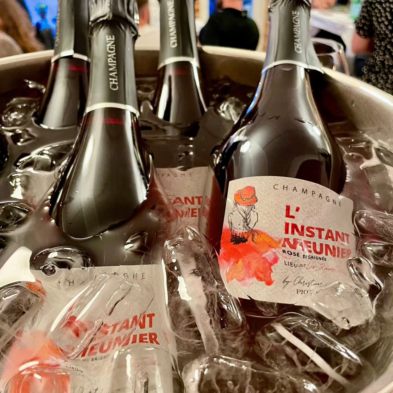 Mange champagne flasker i bowle med isvand, Champagne Piot-Sévillano, L'Instant Meunier, Rosé de Saignée