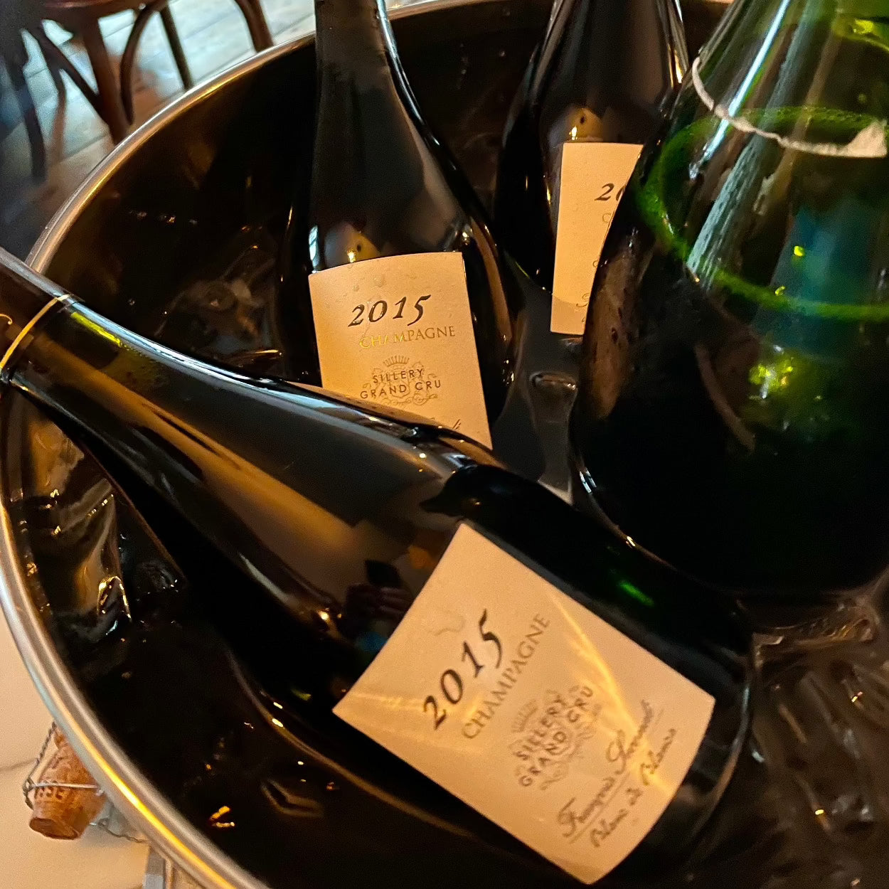 4 flasker champagne i en bowle med isvand, 1 flaske på vej op, Francois Seconde champagne, 2015, Grand cru champagne, Blanc de Noirs, brut, årgangschampagne