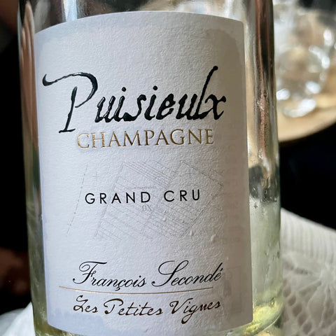 tæt på etikette af champagne flaske, viser kort over vinmark, Les Petites Vignes, Puisieulx champagne, Grand Cru, Francois Seconde champagne, Brut