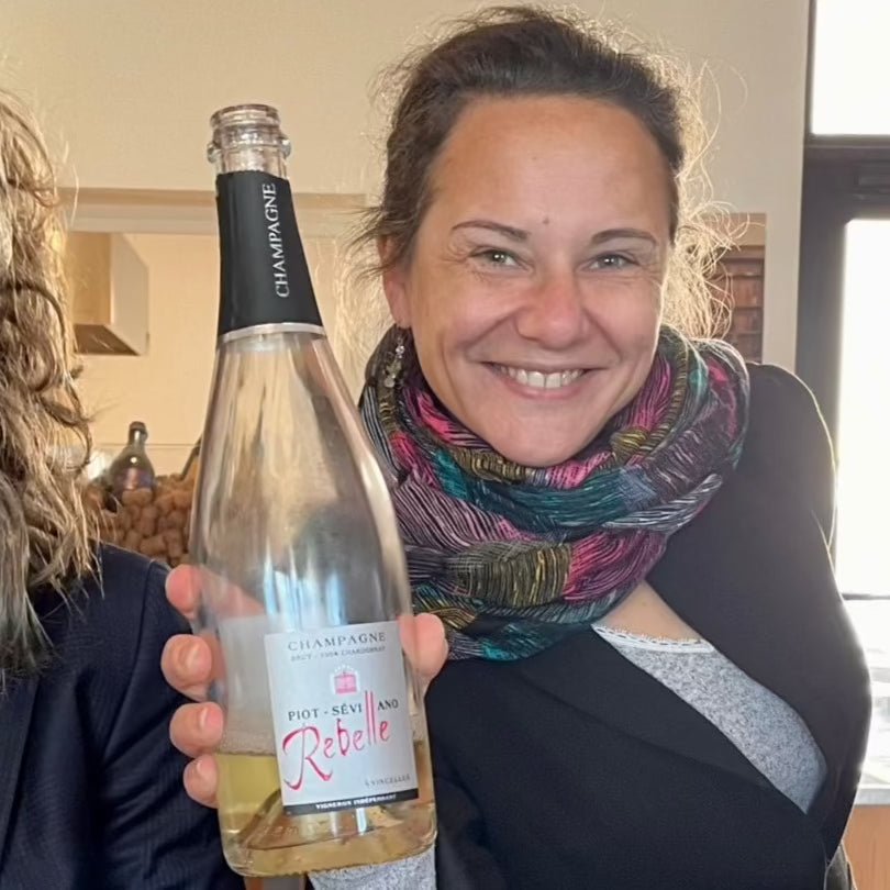 Christine fra Champagne Piot-Sévillano står med med flaske Rebelle, hun har lige skænket af flasken, billede fra Champagnerejse 2022 , Champagne Piot-Sévillano, Rebelle, 100% Chardonnay