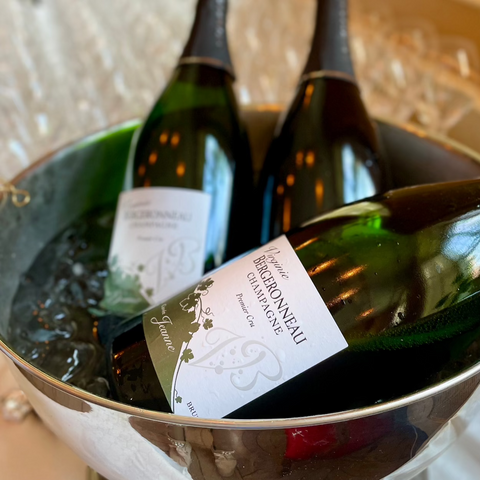 3 magnum flasker champagne fra Champagne Virginie Bergeronneau, Cuvée Jeanne i bowle og champagneglas uskarpt i baggrunden
