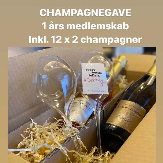 I en papkasse ligger 2 flasker champagne og 2 champagneglas 41 cl. I det ene glas ligger 1 visitkort med teksten "every bottle tells a story - Champagne Stories"