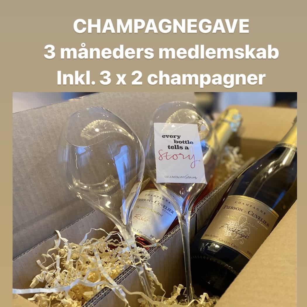 I en papkasse ligger 2 flasker champagne og 2 champagneglas 41 cl. I det ene glas ligger 1 visitkort med teksten "every bottle tells a story - Champagne Stories"