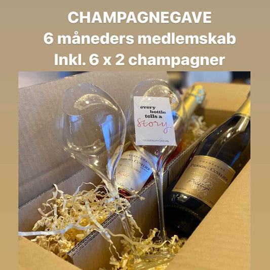 I en papkasse ligger 2 flasker champagne og 2 champagneglas 41 cl. I det ene glas ligger 1 visitkort med teksten "every bottle tells a story - Champagne Stories"